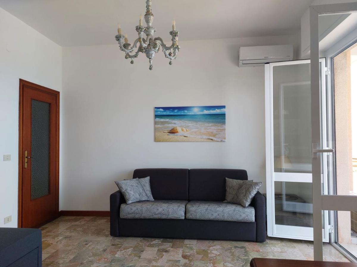 Maremare, Really On The Beach, With Private Parking Савона Екстериор снимка