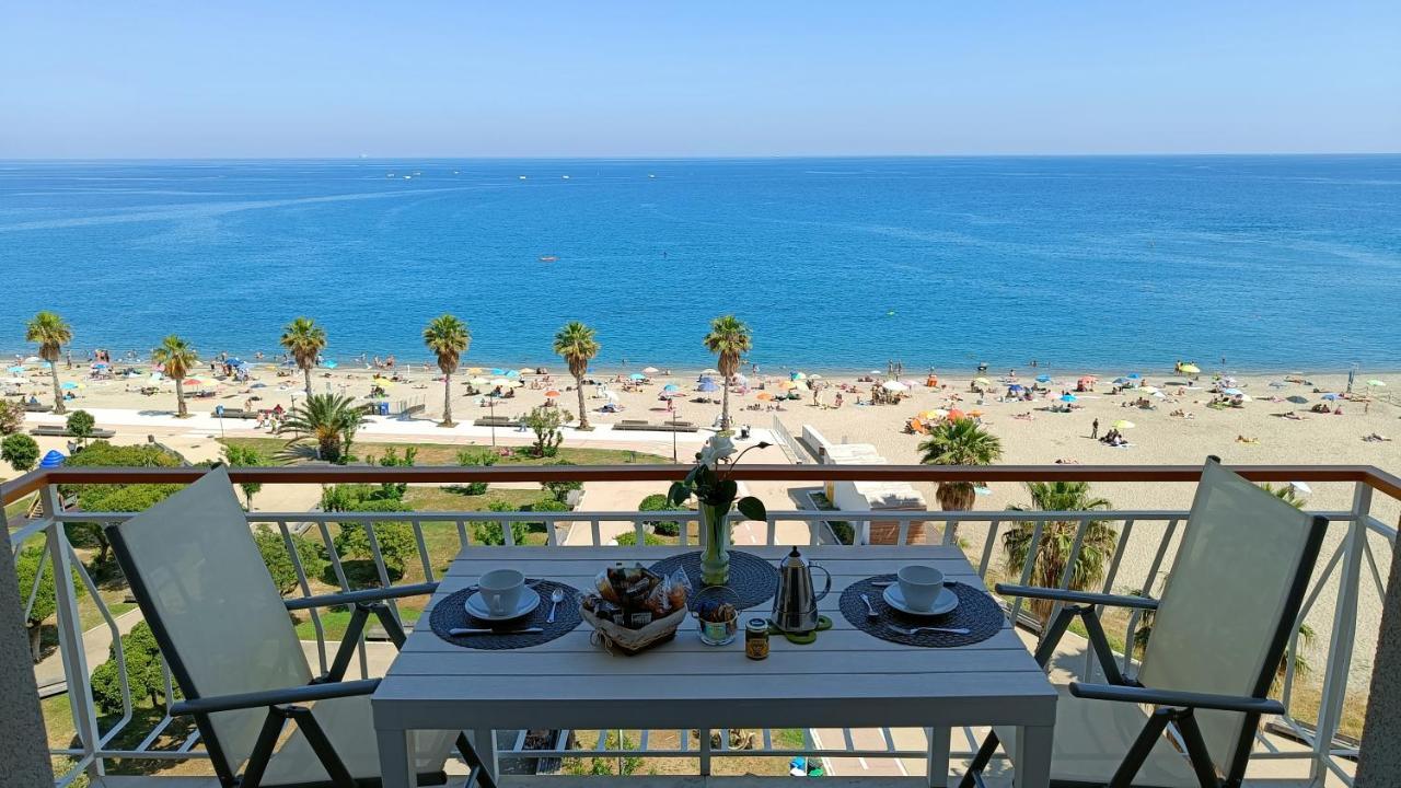 Maremare, Really On The Beach, With Private Parking Савона Екстериор снимка