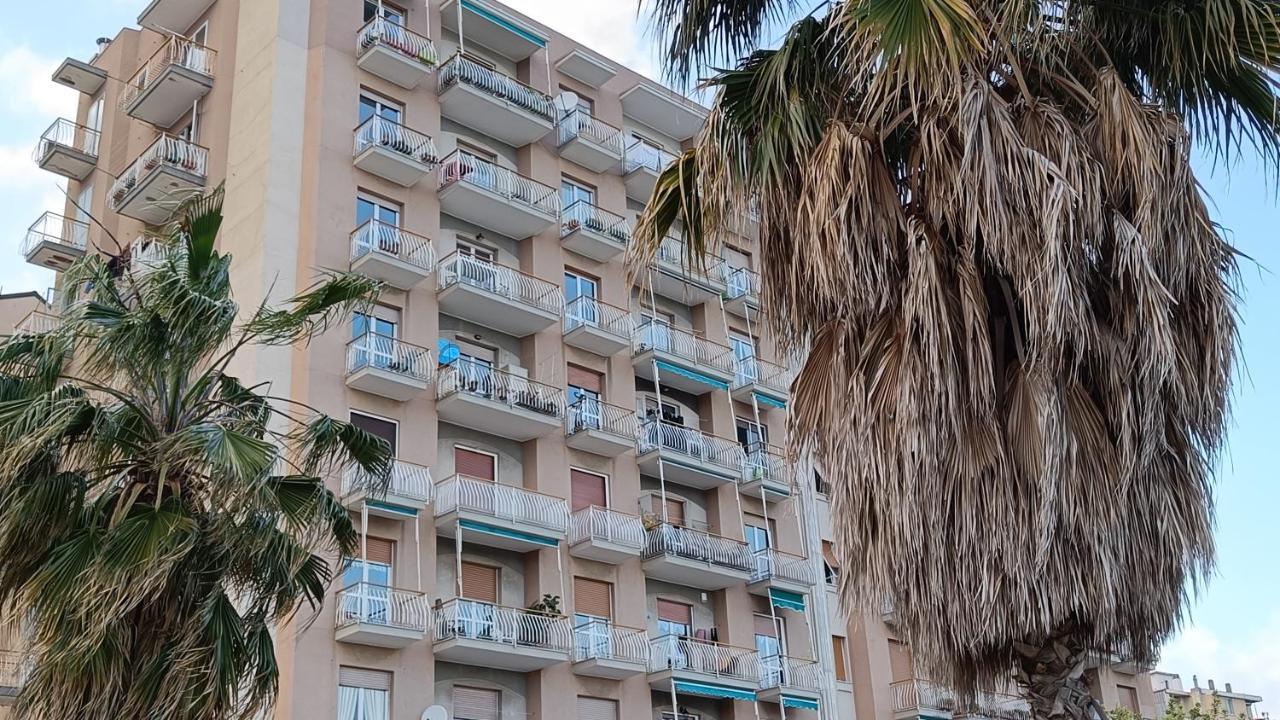 Maremare, Really On The Beach, With Private Parking Савона Екстериор снимка