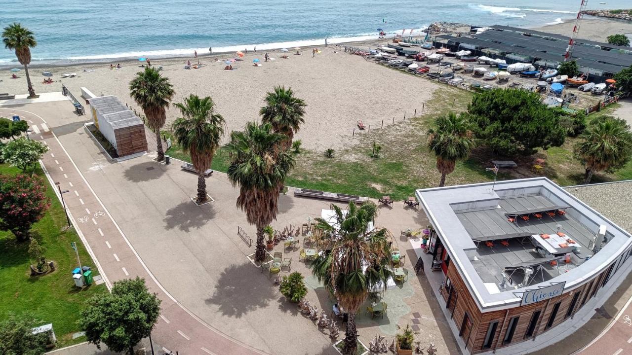 Maremare, Really On The Beach, With Private Parking Савона Екстериор снимка